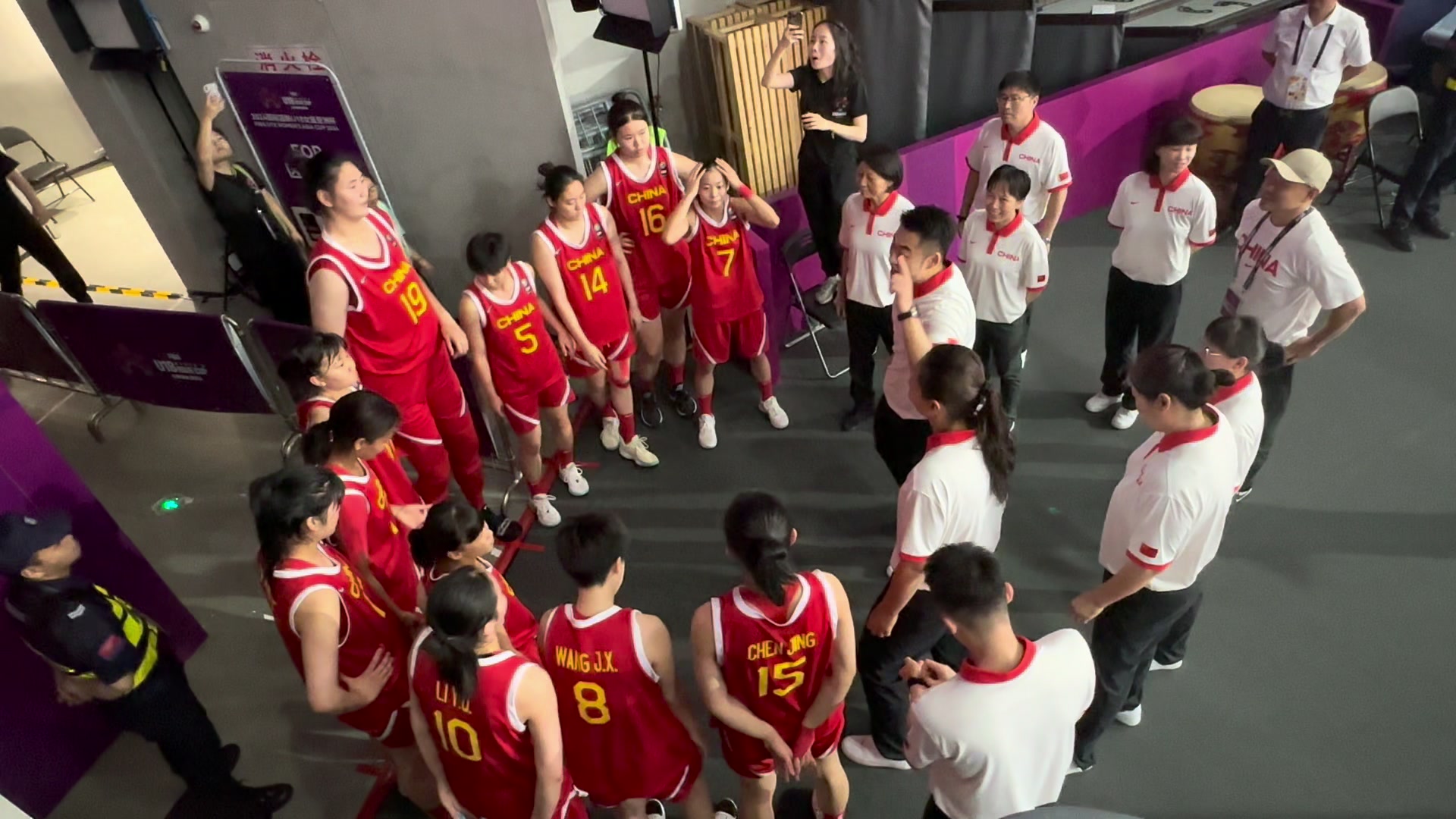 中国女篮U18决赛前主教练激情训话！