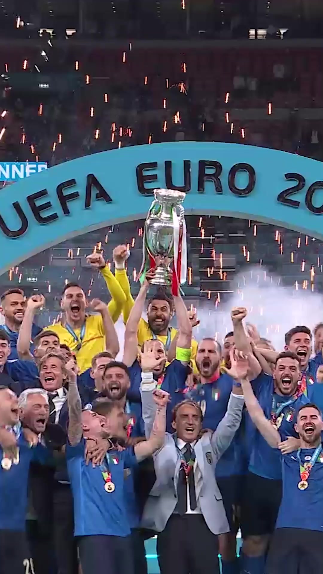 卫冕冠军告别，重温意大利队捧起2020欧洲杯瞬间