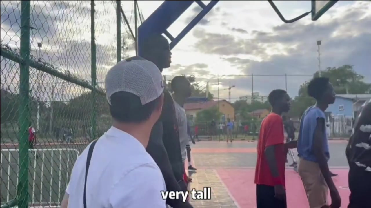 杜兰特批发市场！南苏丹丁卡族篮球运动员！身高高达恐怖身的7‘5（226cm！