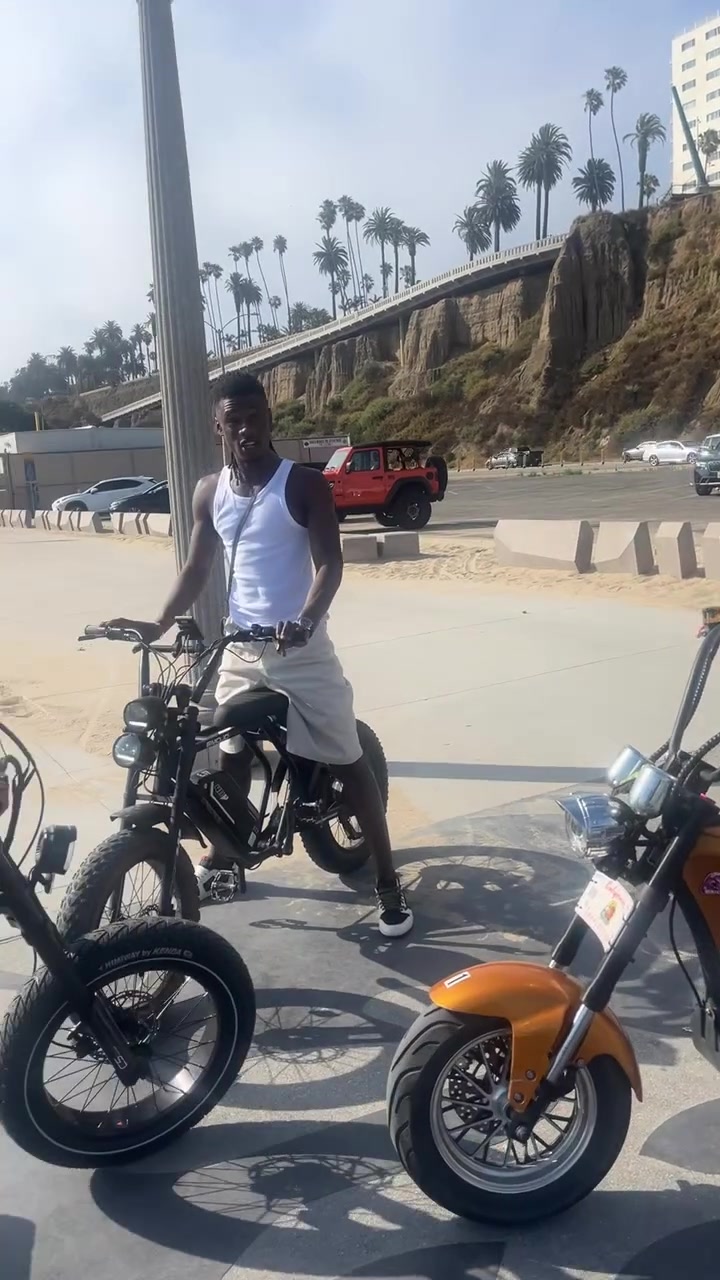 GTA6卡马文加与门迪一起骑小摩托逛沙滩